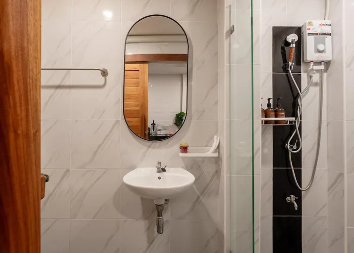 Modern 4br 2-bath House Rooftop View Sathorn 12-min Walk To Bts 別荘 *